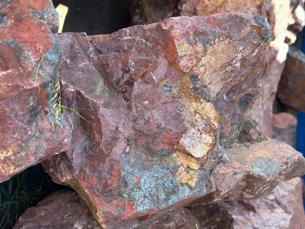 Камни для ландшафтного дизайна красно-фиолетовые 10-60 килограмм купить в Камышлове