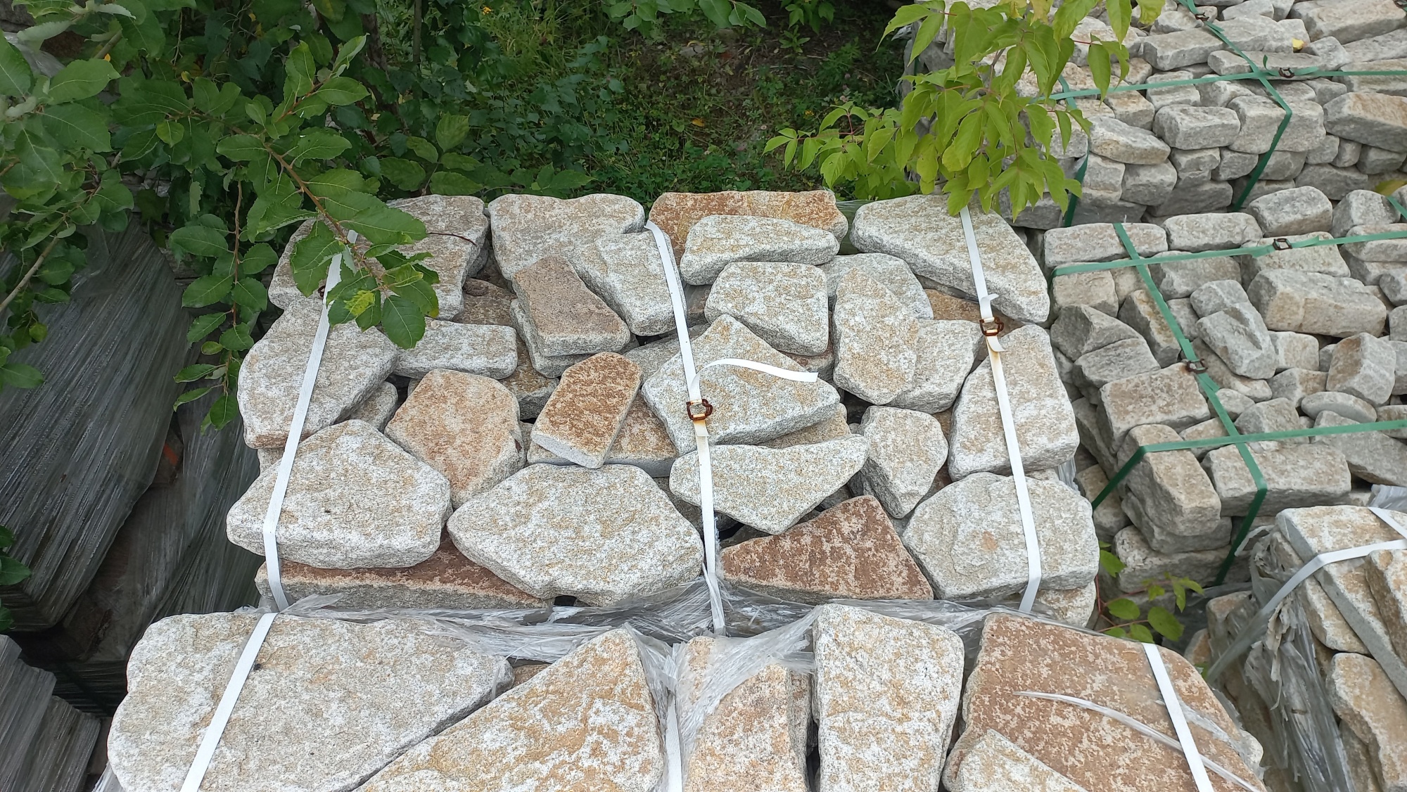 Плитняк галтованный гранитный для ландшафтного дизайна купить в Камышлове