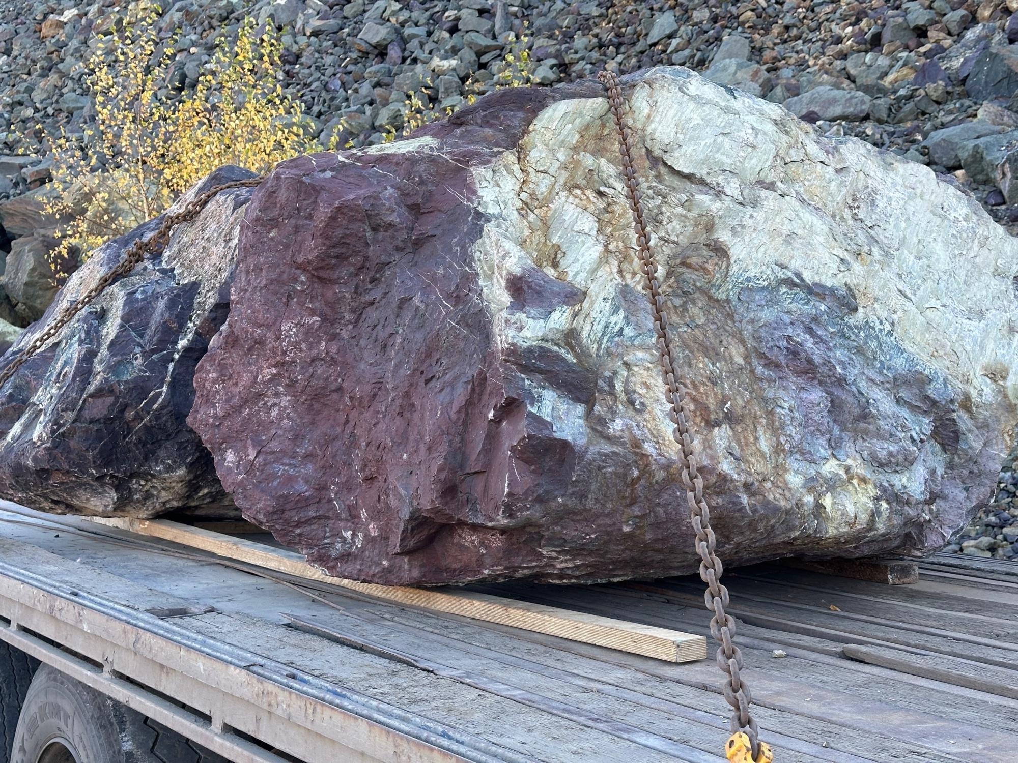 Огромные красно-фиолетовые валуны для ландшафтного дизайна весом более 5 тонн купить в Камышлове