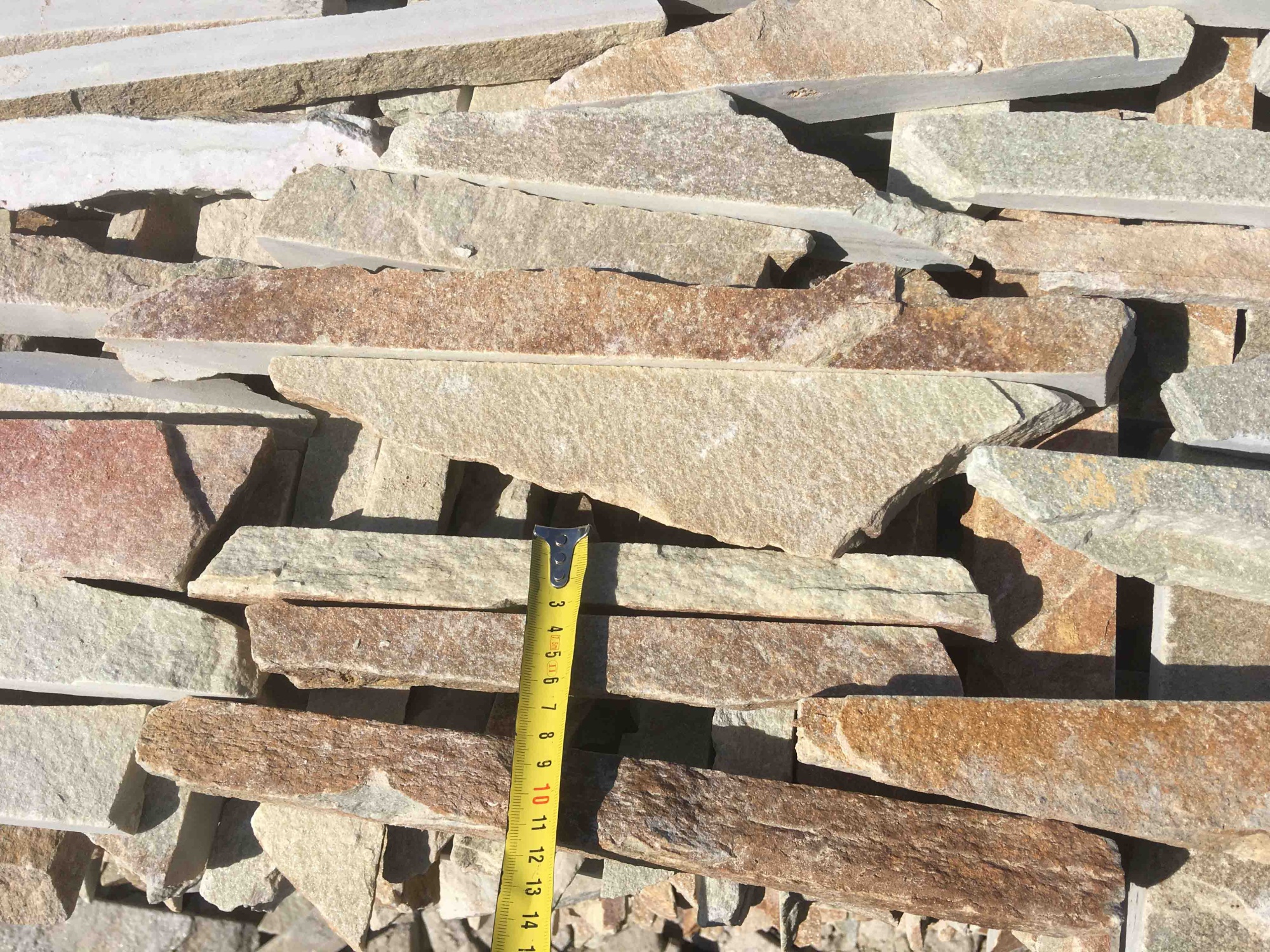 Горбушка златолит золотистый для облицовки купить в Камышлове