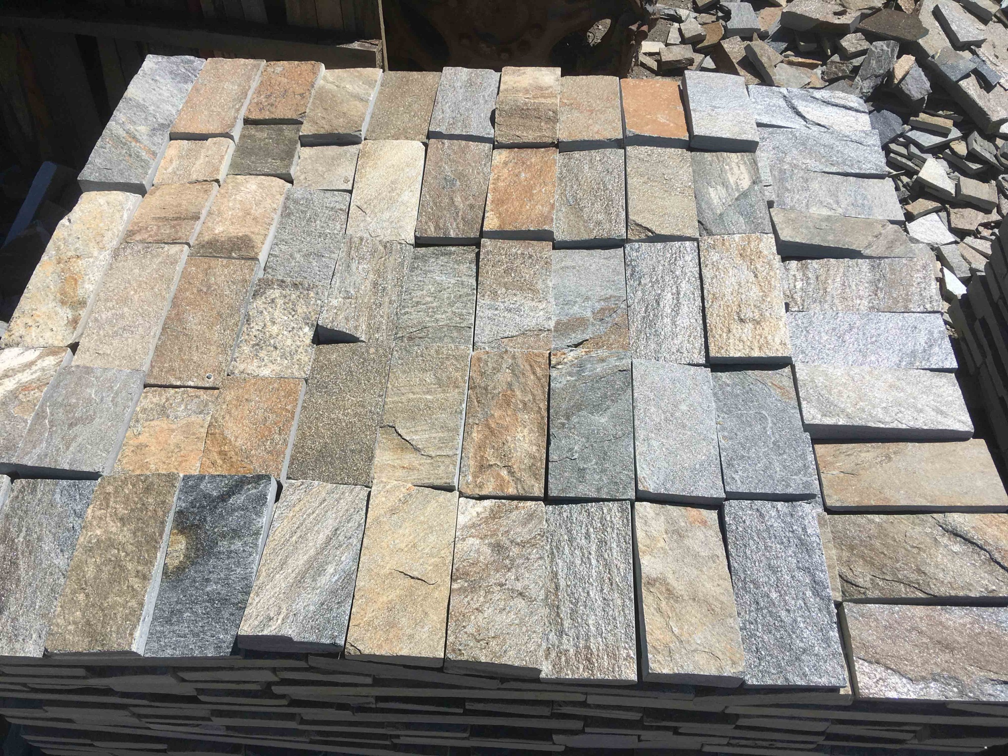 Плитка пилёная златолит Уральский для фасада купить в Камышлове