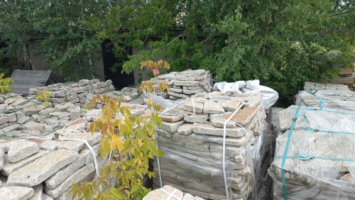 Плитняк галтованный гранитный для ландшафтного дизайна купить в Камышлове