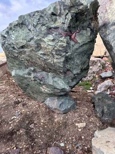 Гигантские зелёные валуны для ландшафтного дизайна весом более 5 тонн купить в Камышлове