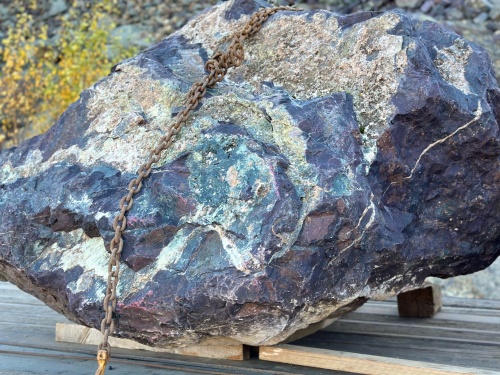 Огромные красно-фиолетовые валуны для ландшафтного дизайна весом более 5 тонн купить в Камышлове