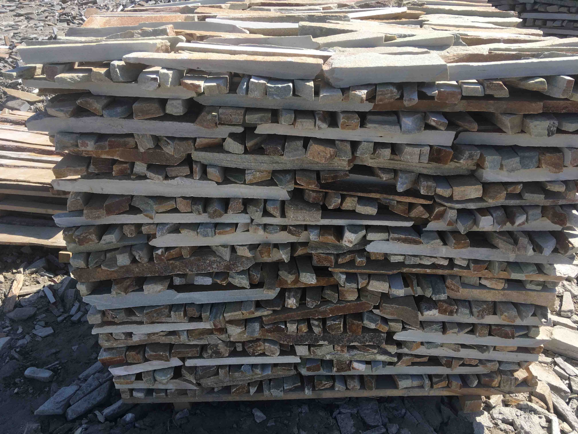 Горбушка златолит золотистый для облицовки купить в Камышлове