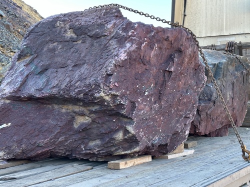 Огромные красно-фиолетовые валуны для ландшафтного дизайна весом более 5 тонн купить в Камышлове