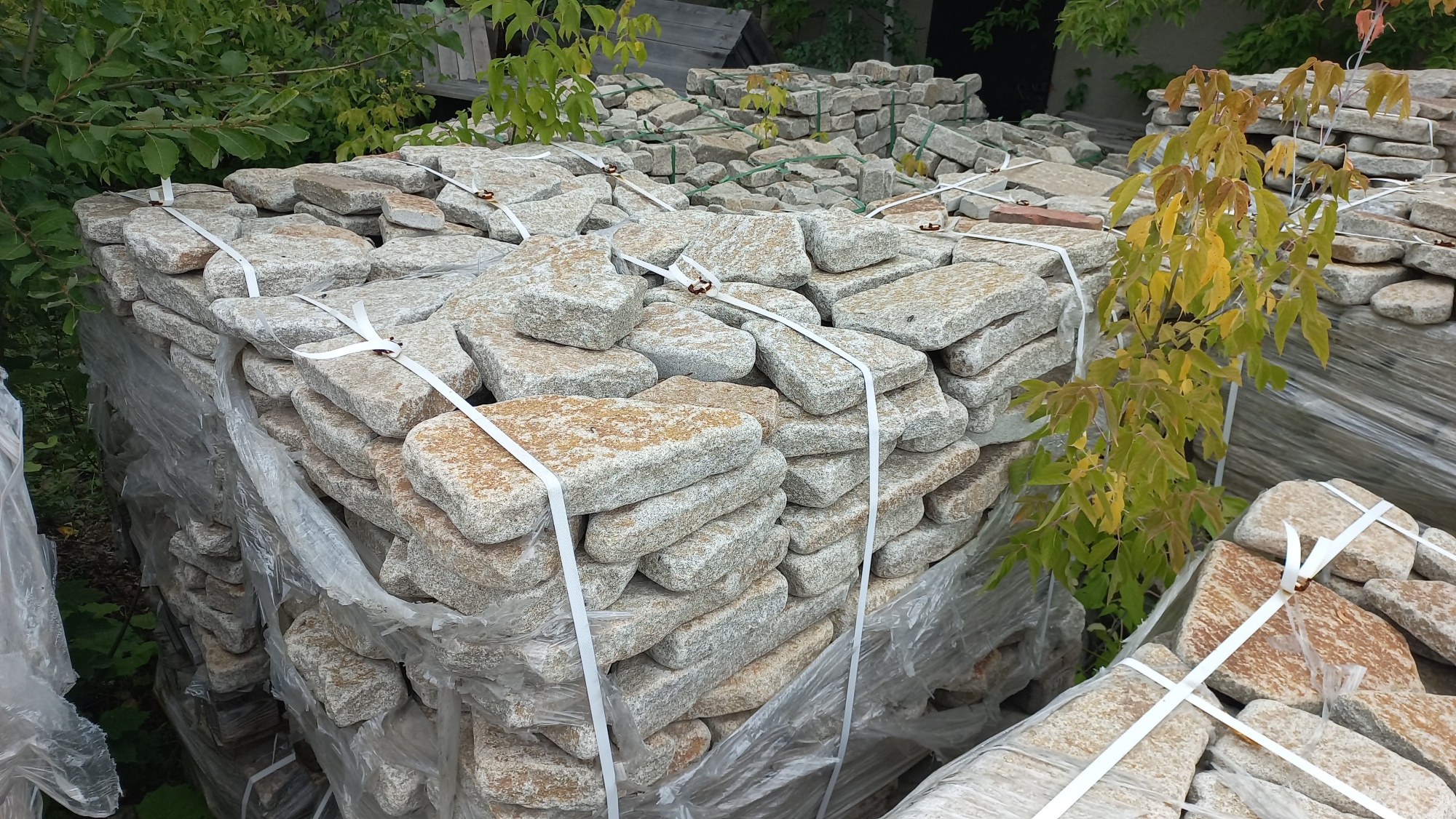 Плитняк галтованный гранитный для ландшафтного дизайна купить в Камышлове