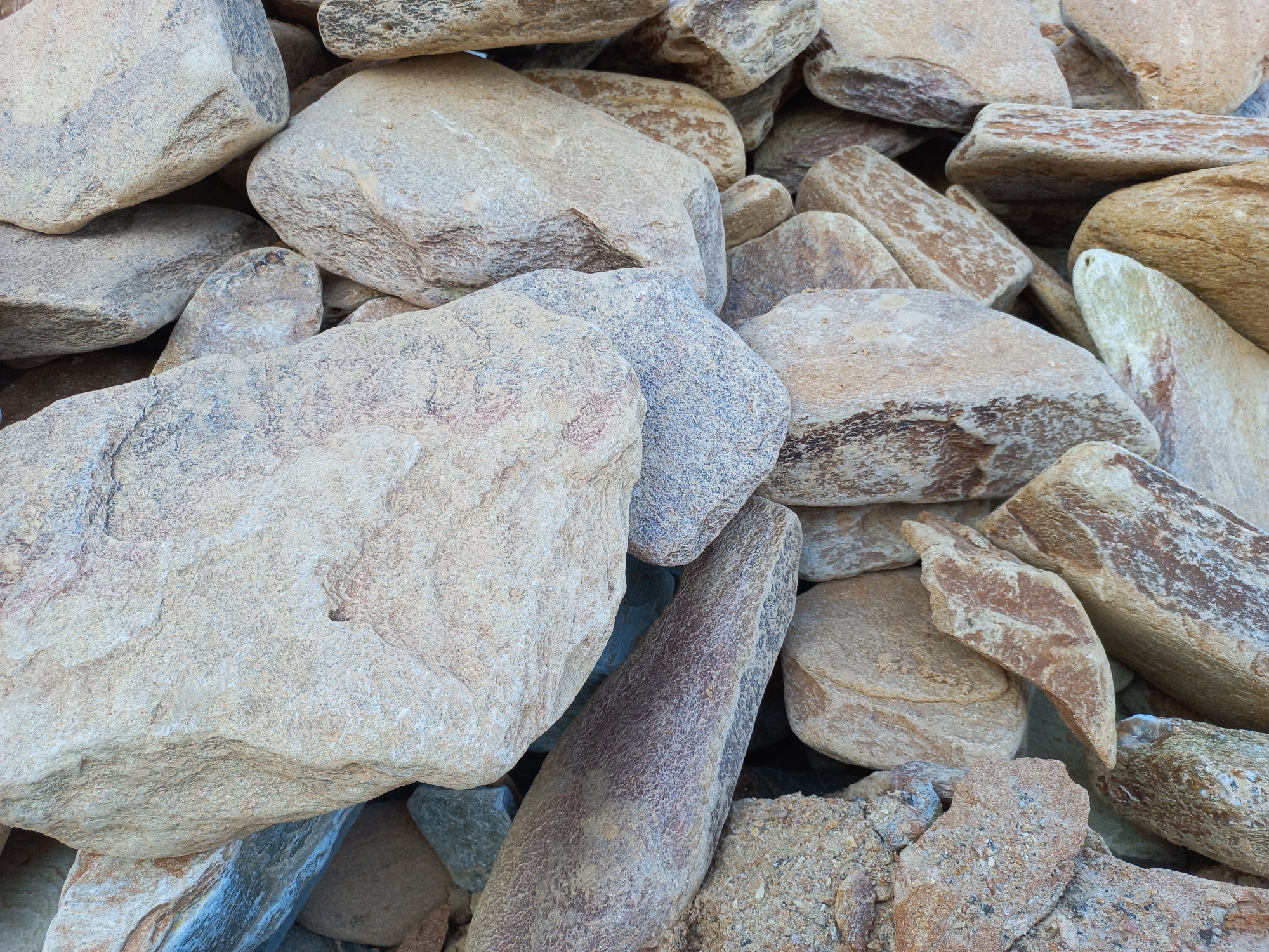 Златолит жёлтый, жёлто-зелёный глыбки и валуны для ланшафтного дизайна купить в Камышлове