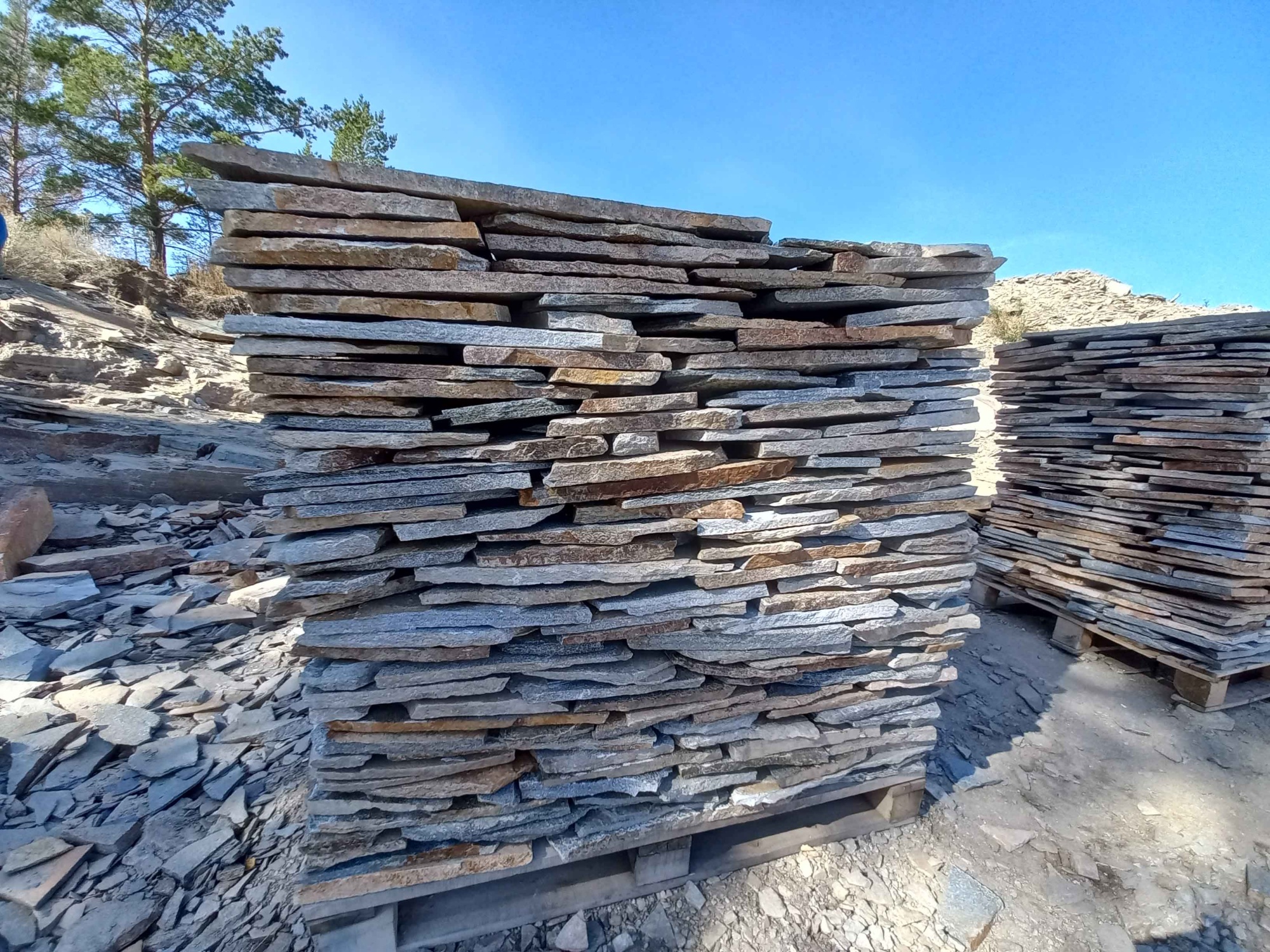 Плитняк златолит серебристый для фасада купить в Камышлове