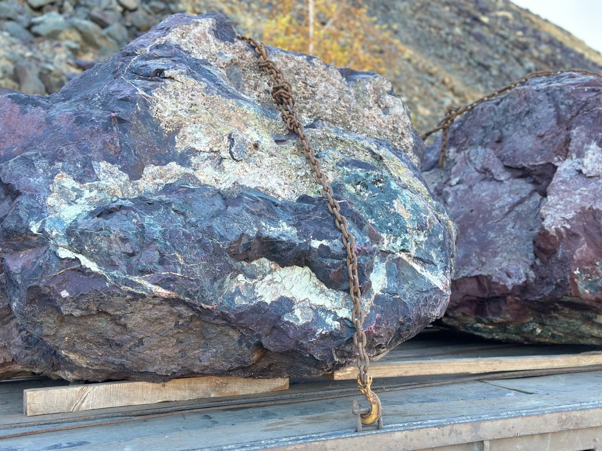 Огромные красно-фиолетовые валуны для ландшафтного дизайна весом более 5 тонн купить в Камышлове