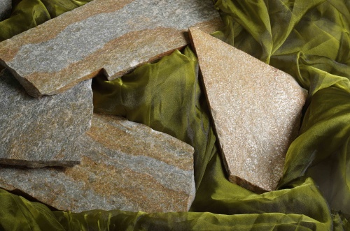 Плитняк златолит Уральский для цоколя, отмостки купить в Камышлове