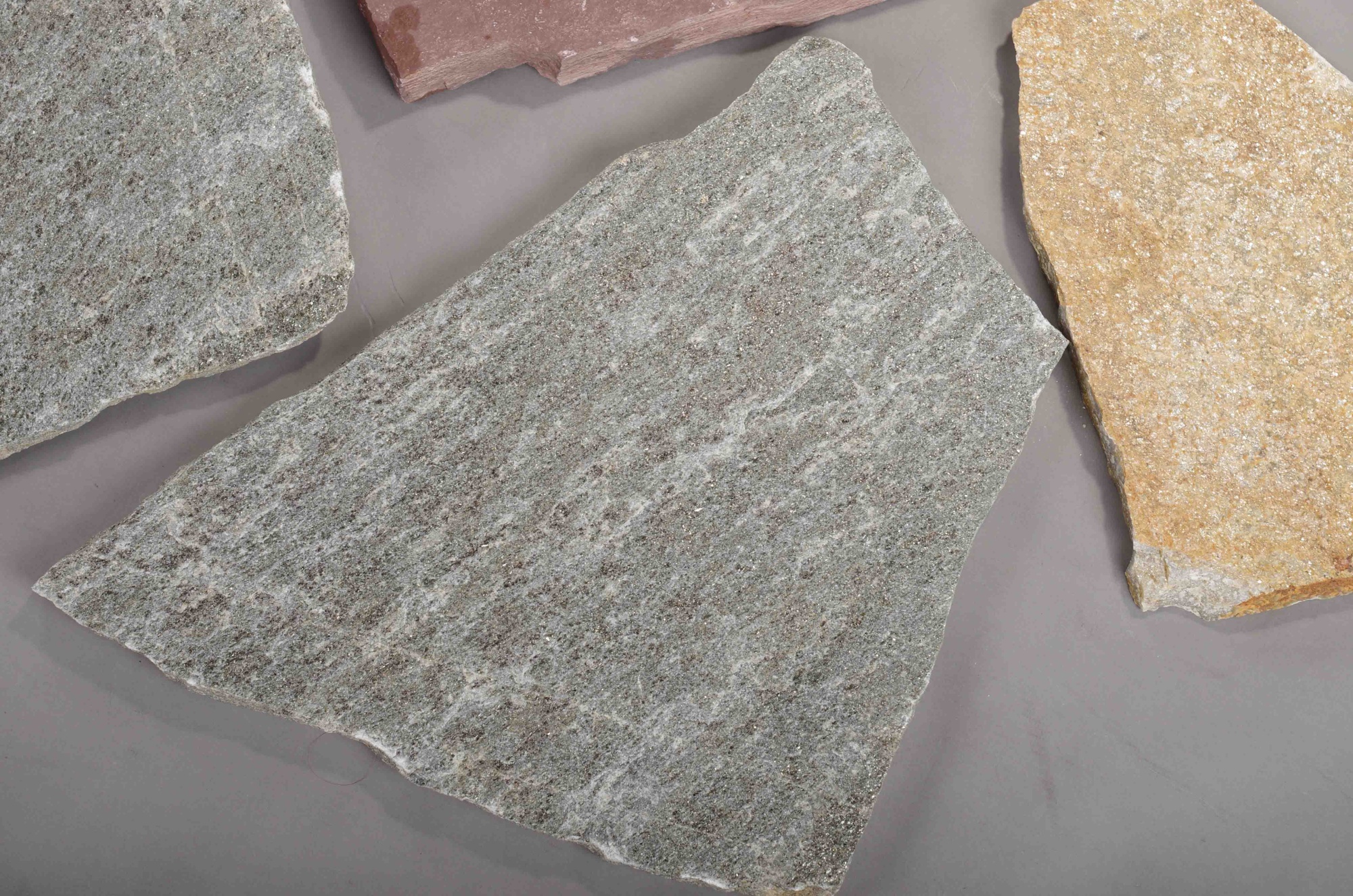 Плитняк златолит Уральский для цоколя, отмостки купить в Камышлове