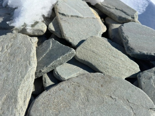 Плитняк златолит зелёный галтованный для цоколя купить в Камышлове